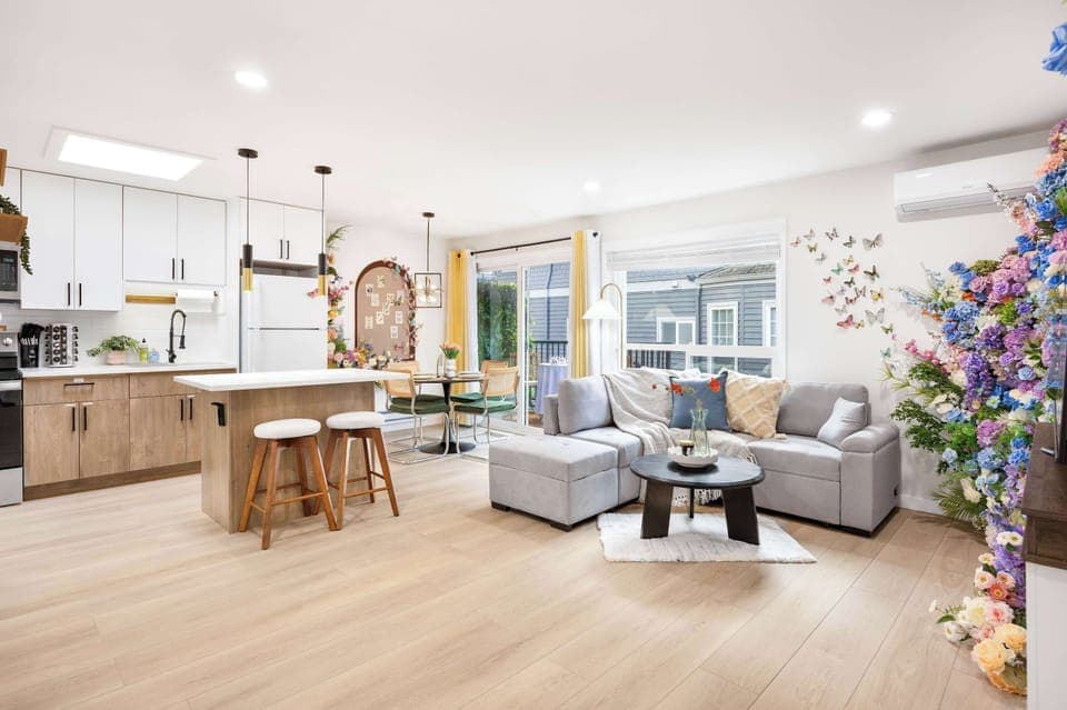 Welcome to our lovely home! Here is the secret garden in the city!