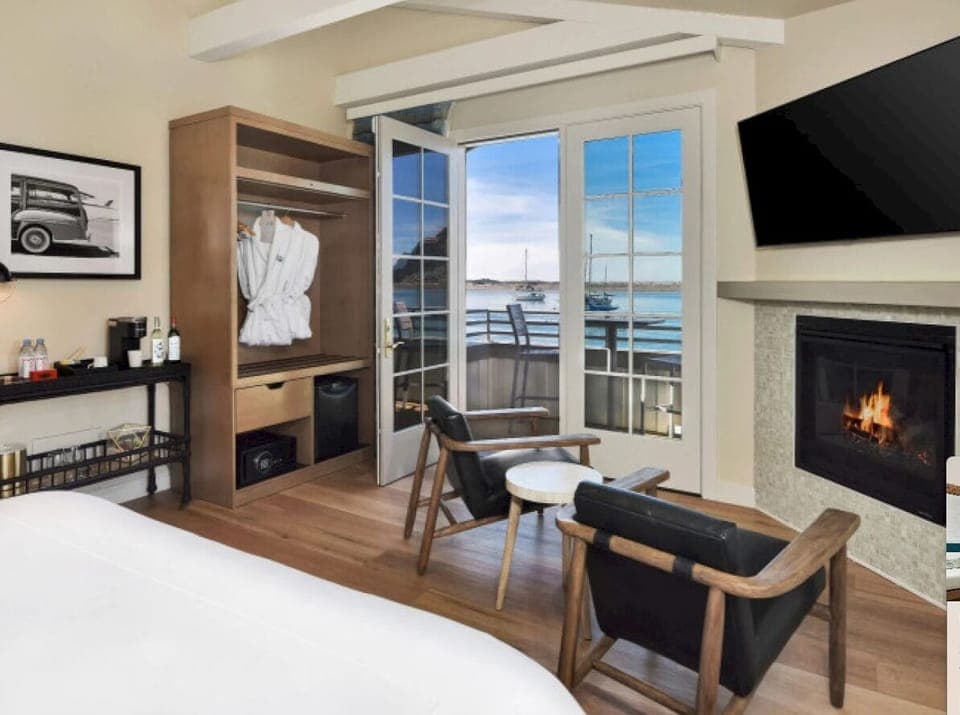 Exclusive Suite, Private Bathroom (PREMIER CALIFORNIA KING - Bay View) | Soundproofing, free WiFi, bed sheets, wheelchair access