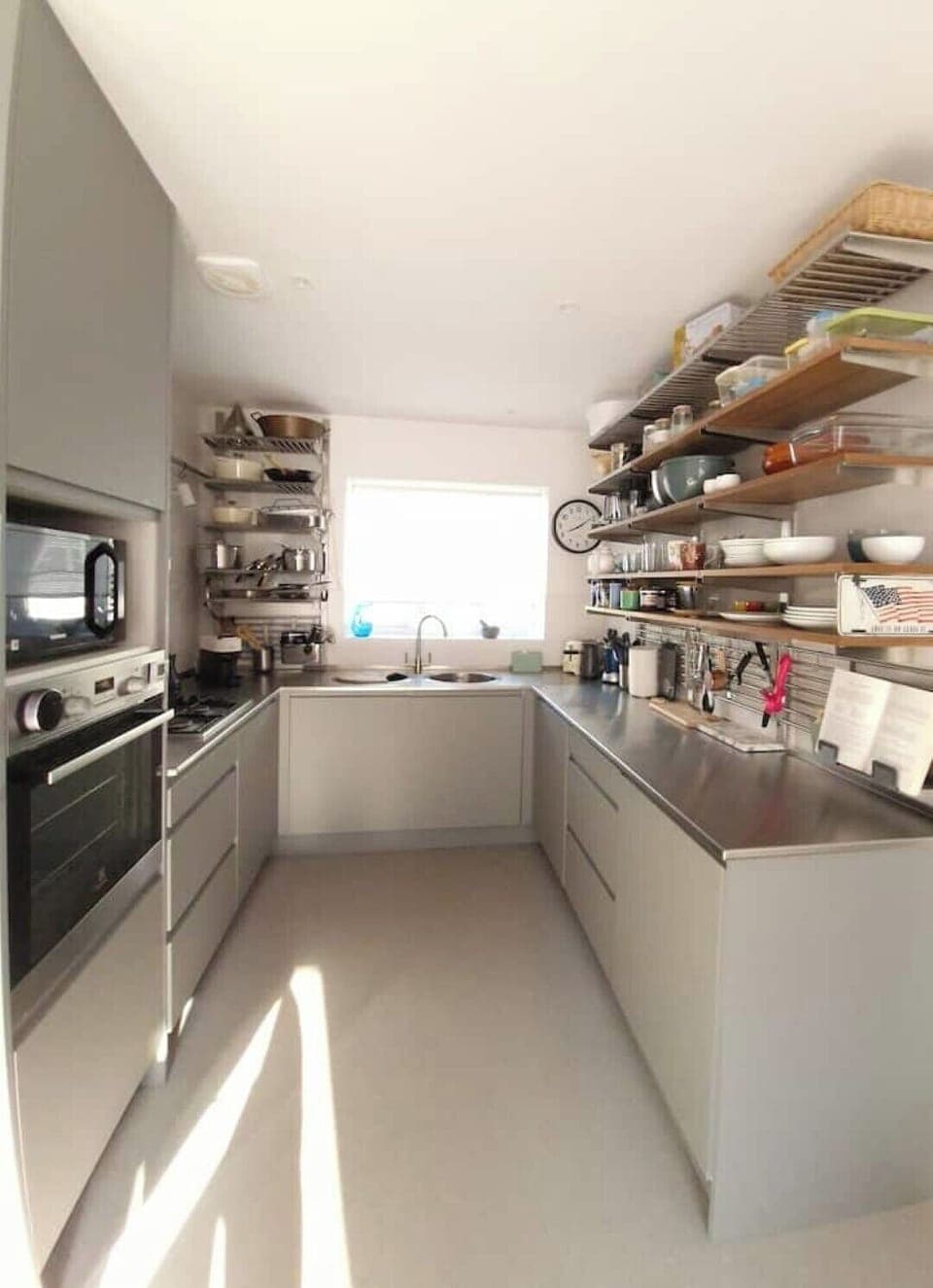 Kitchen. Electric oven, gas hob, microwave