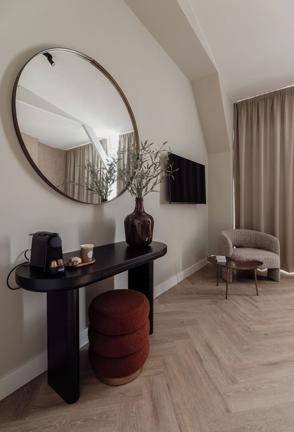 Cozy bedroom at Bed and Coffee – sleep peacefully in vibrant Tilburg Centrum.
Gezellige slaapkamer bij Bed en Koffie – heerlijk slapen in bruisend Tilburg Centrum.
Gemütliches Schlafzimmer bei Bed en Koffie – ruhig schlafen im lebendigen Tilburg Centrum.