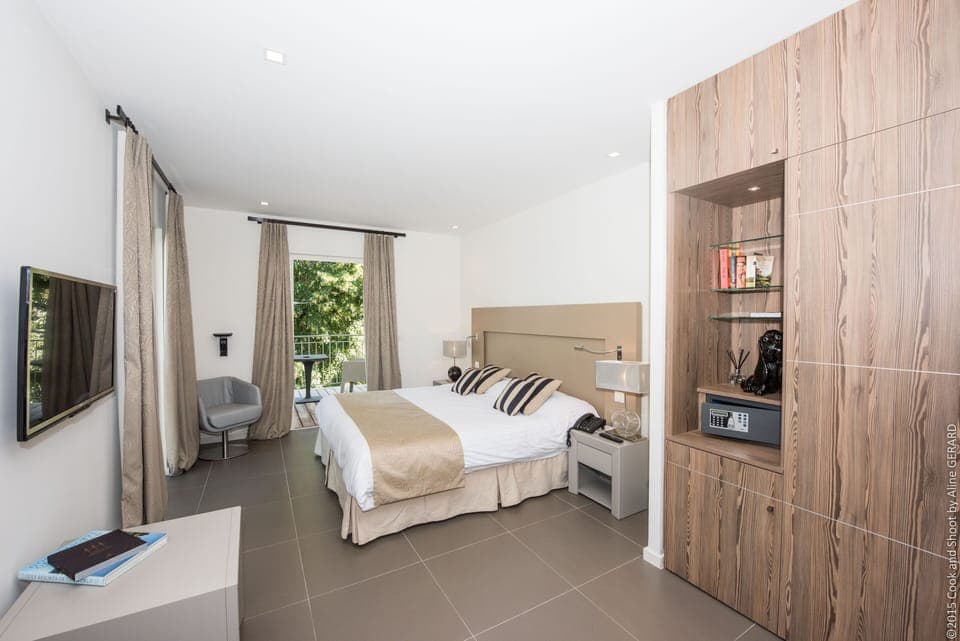 Deluxe Room, Terrace | Minibar, in-room safe, desk, iron/ironing board