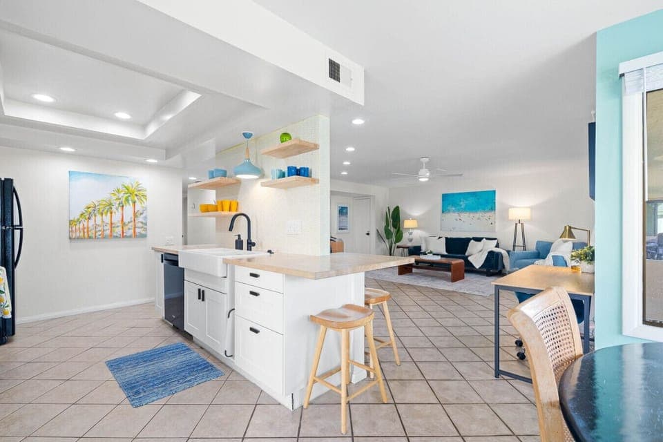 Cozy meets colorful in this beachy kitchen 💛🍽️