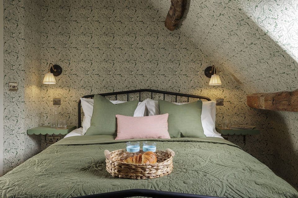 The Miller's Snug at Cowley House Master Bedroom - StayCotswold