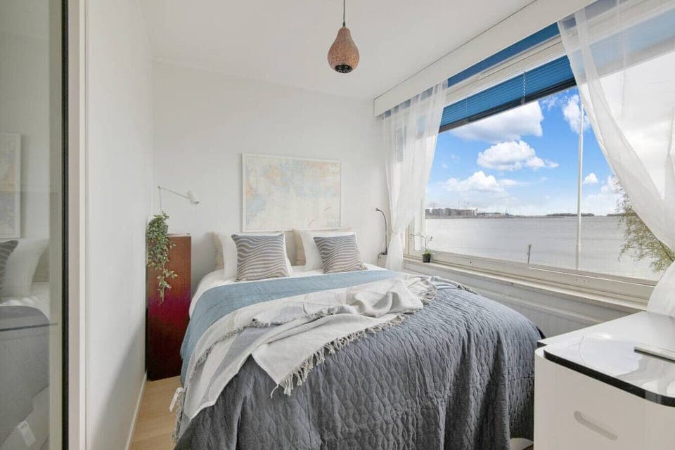 Comes with free sea views and optional responsibilities.