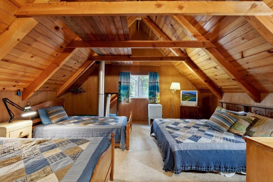 Bedroom 3 (upstairs) - Queen & 2 Twin Beds