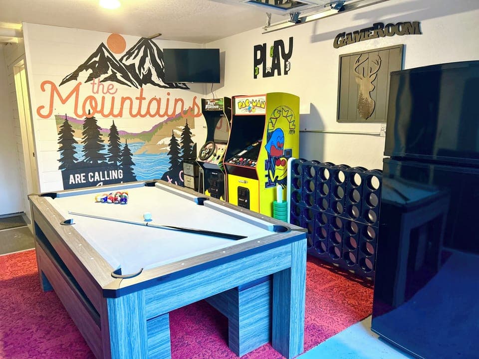 Epic game room! Pool/Ping Pong, arcades, games, fridge, smart TV. 