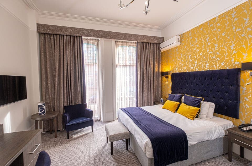 Hypo-allergenic bedding, desk, iron/ironing board, free WiFi