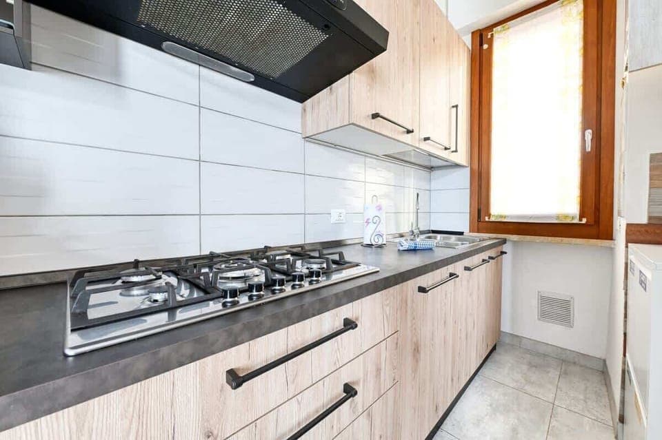 Dotazioni della cucina:
Piano cottura a gas
Forno classico
Forno a microonde
Tostapane
Bollitore elettrico
Macchina del caffè
Lavastoviglie
Frigorifero total no frost
Seggiolone per bambini (su richiesta)
