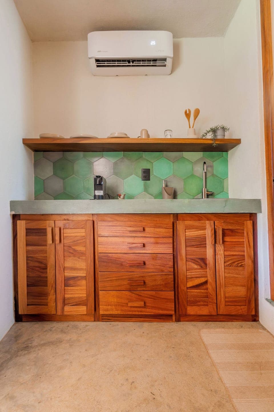 Comfort Single Room, 1 Queen Bed, Balcony | Individually decorated, individually furnished, desk, laptop workspace