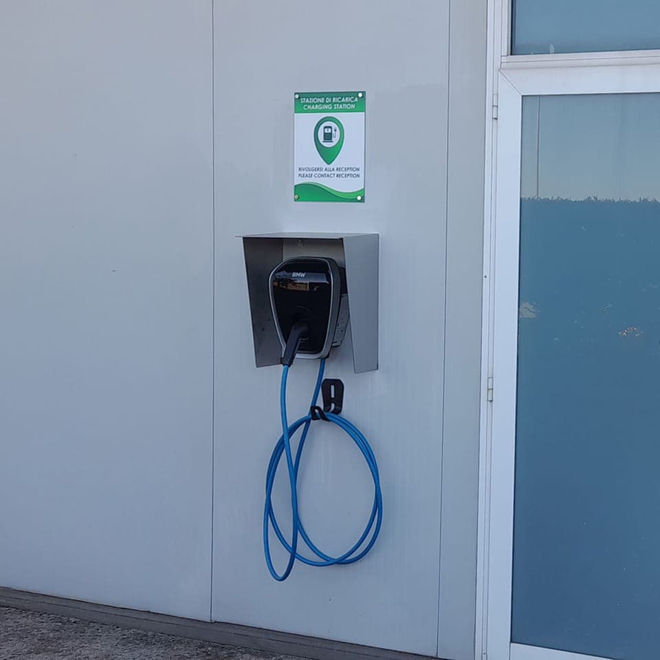 Electric vehicle charging station