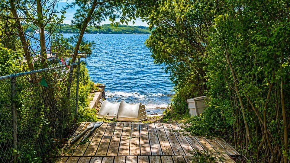 Breathtaking lakefront at the end of your private path—ideal for kayaking, fishing, or relaxing by the water! 🚣‍♂️🌅🍃