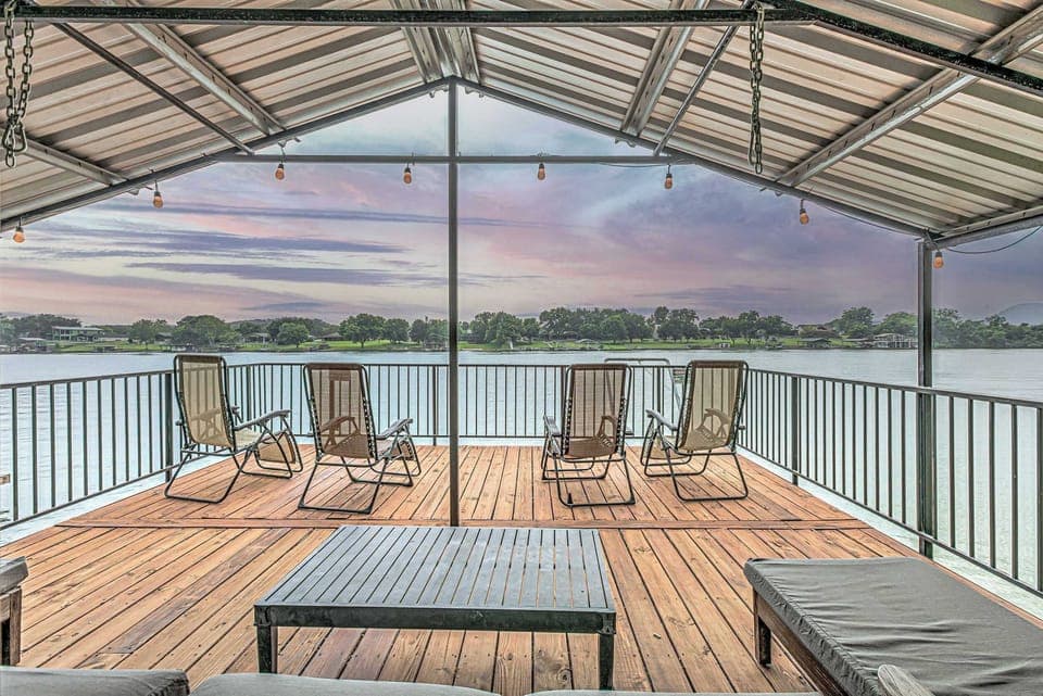 Relax at Lakeside Luxe!