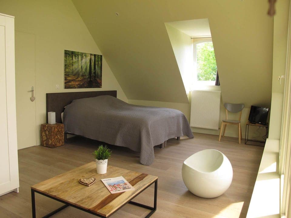 Jusqu'à 4 personnes adultes :  Sur demande : 1 lit 160 X 200 ou 2 lits jumeaux 80 X 200 + canapé convertible 2 places adultes.