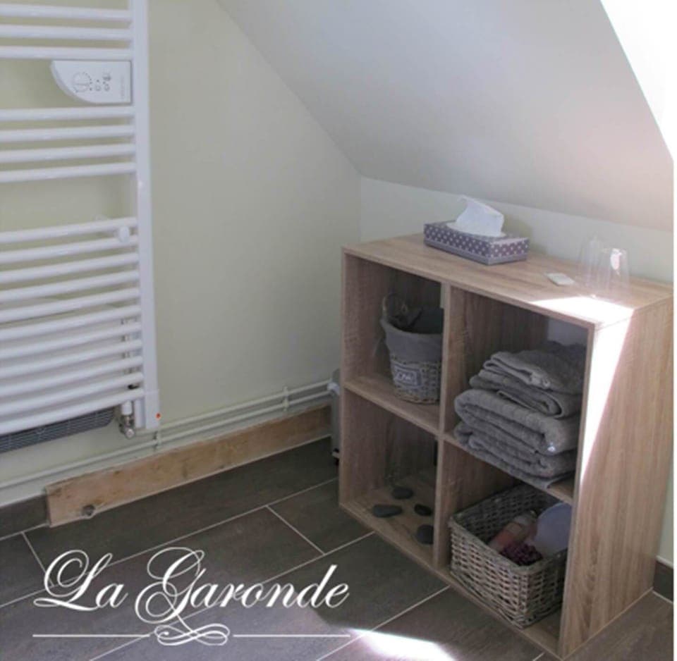 Salle de bain privative : Baignoire douche et WC privés. Articles de toilette, savons, shampoing, serviettes de bain.