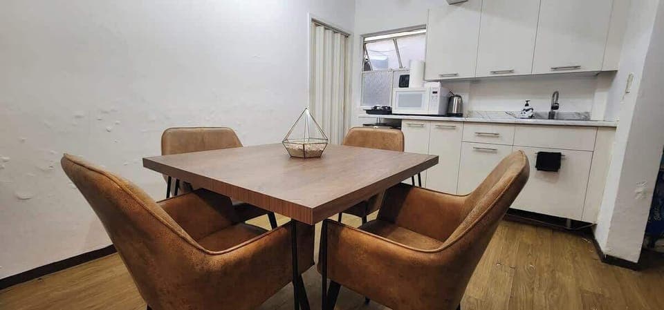 Comedor (mesa con 4 sillas, cocina integrada, planta de decoración)