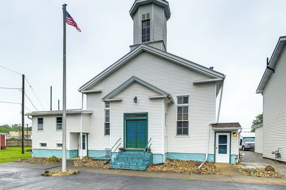 Alliance Vacation Rental | 3BR | 2BA | 6 Steps to Enter | 2,344 Sq Ft