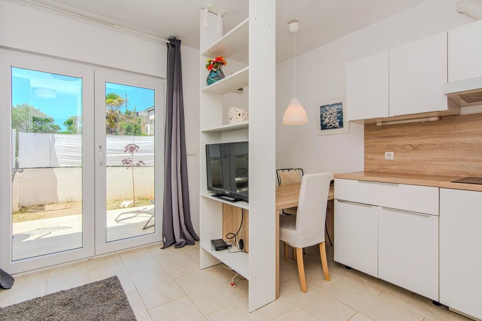 Standard House, Patio, Garden View | In-room dining