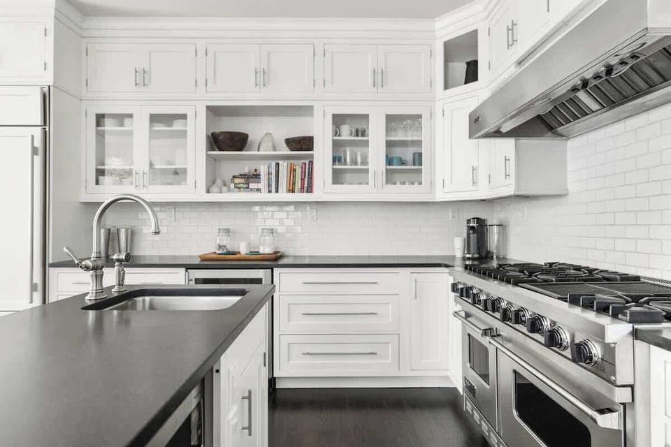 Where luxury lives on the line: Hello, double Viking oven.