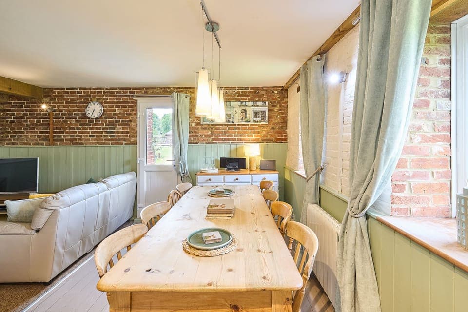 Granary Barn, Toftrees - Host & Stay