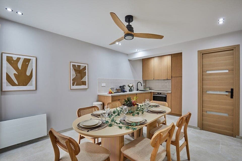 Cuisine avec table pour diner