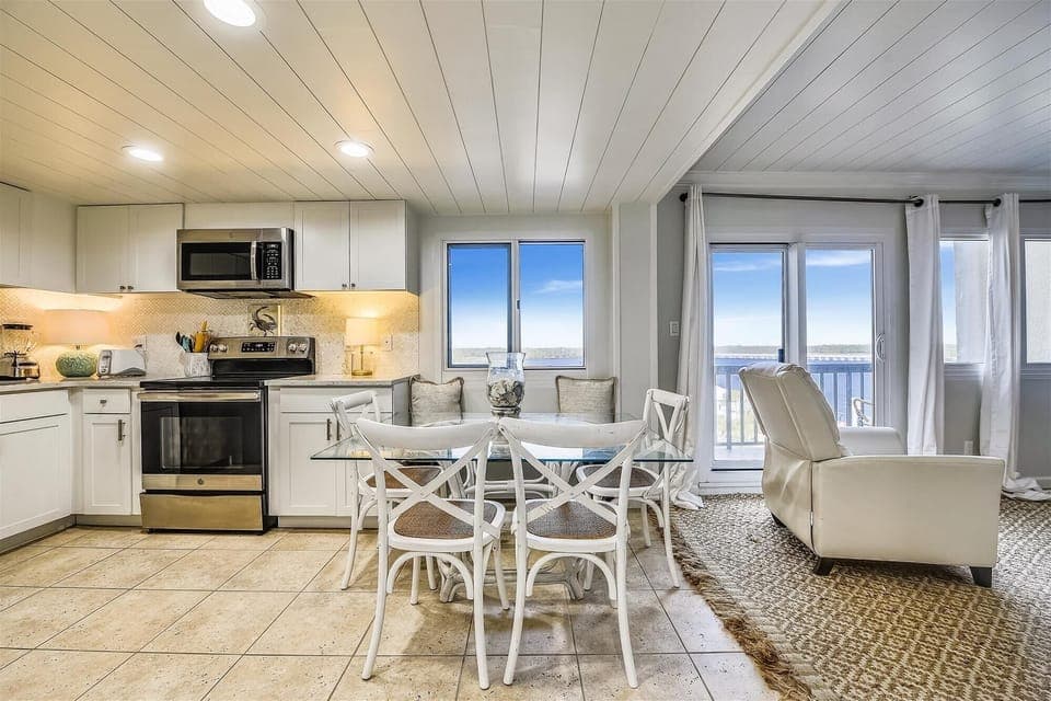 Kitchen/Dining area
