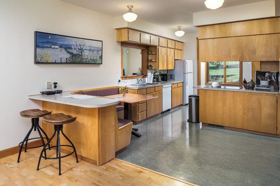 Full kitchen with all the basics for a home cooked meal!