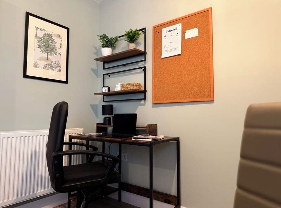 Little office/study space.