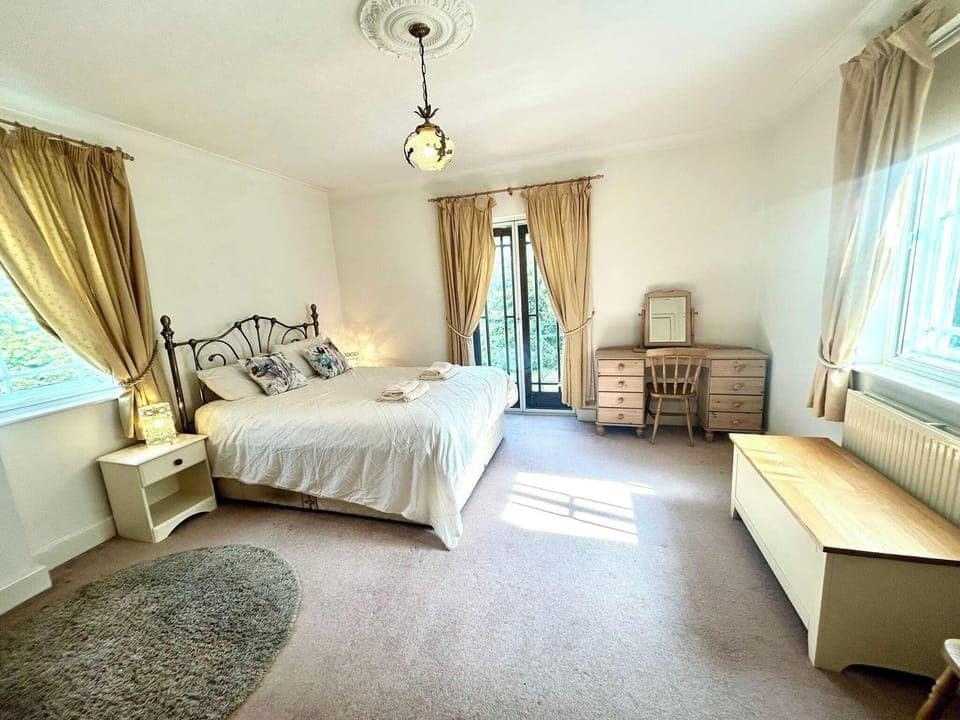 4 bedrooms, iron/ironing board, free WiFi, bed sheets