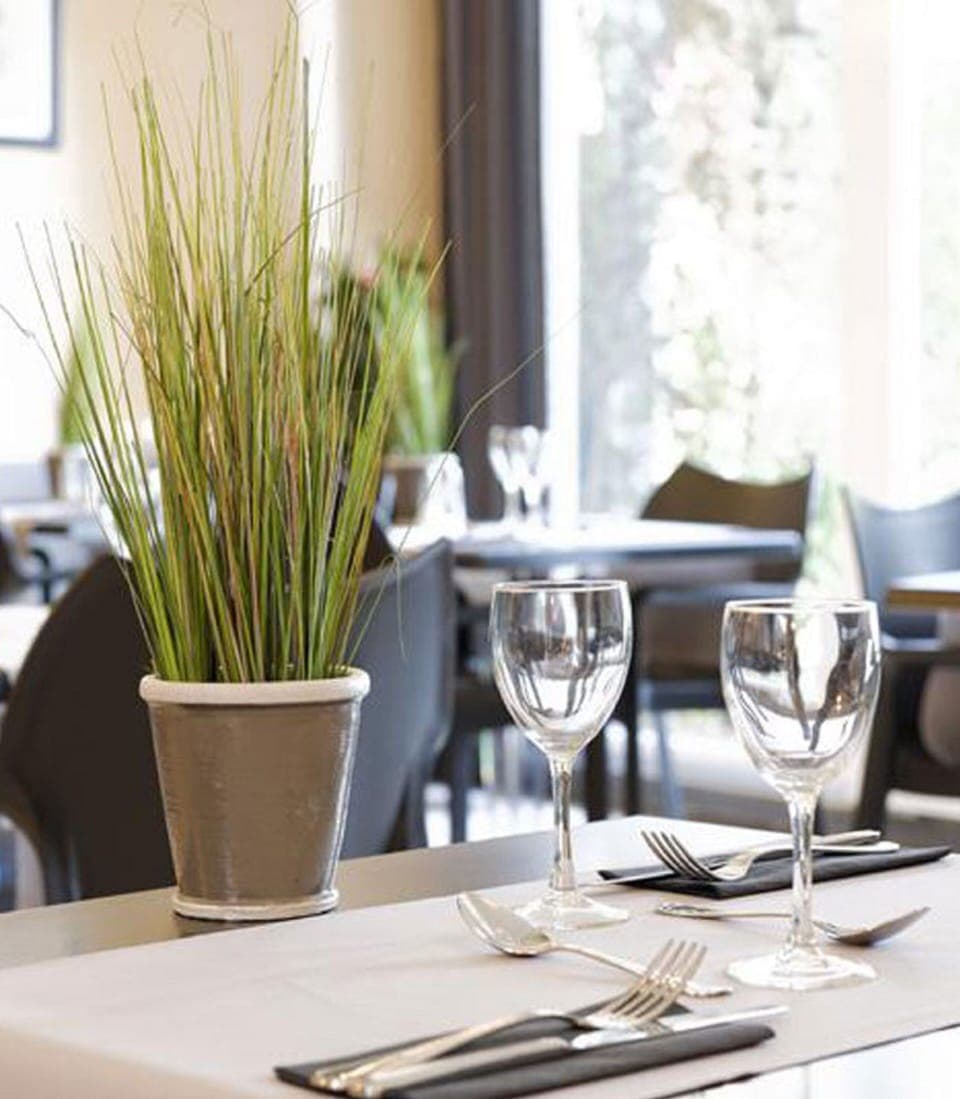 Breakfast and dinner served