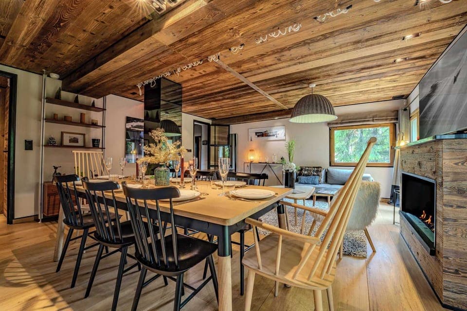 Fully equipped dining and kitchen area—everything you need for group meals and gatherings, surrounded by Megève’s alpine charm.