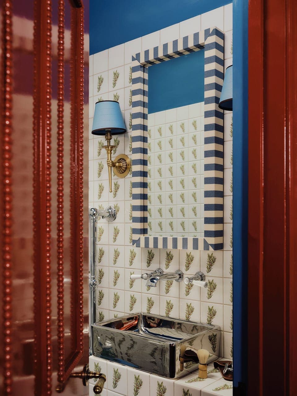 Luxury Suite | Bathroom | Shower, free toiletries, hair dryer, soap