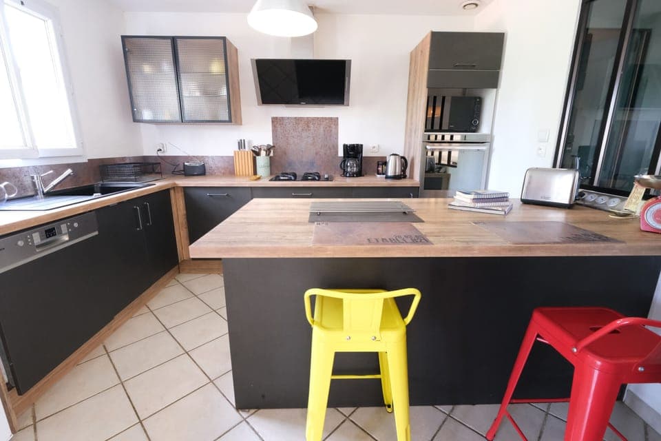 MOURIÈS vacation rental, house to rent with all comfort, kitchen for 4 people. Online reservation with Plaisirs & Maisons de Provence