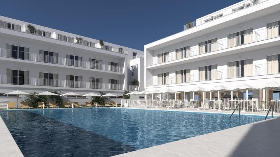 Outdoor pool, pool umbrellas, sun loungers