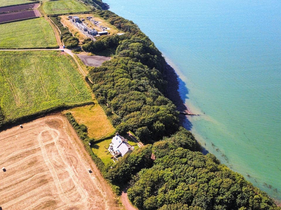 Setting | Chapel Bay Cottage, Angle, near Pembroke