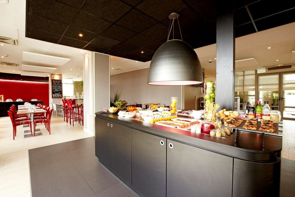 Breakfast, lunch, dinner served; French cuisine, garden views 