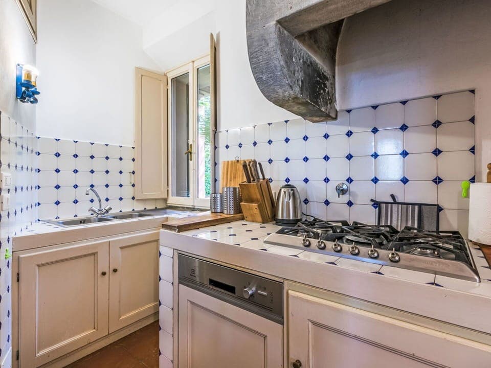 Kitchen, Flooring, Kitchen Stove, Gas Stove, Tile, Stove, Major Appliance, Cooktop, Kitchen Appliance, Countertop