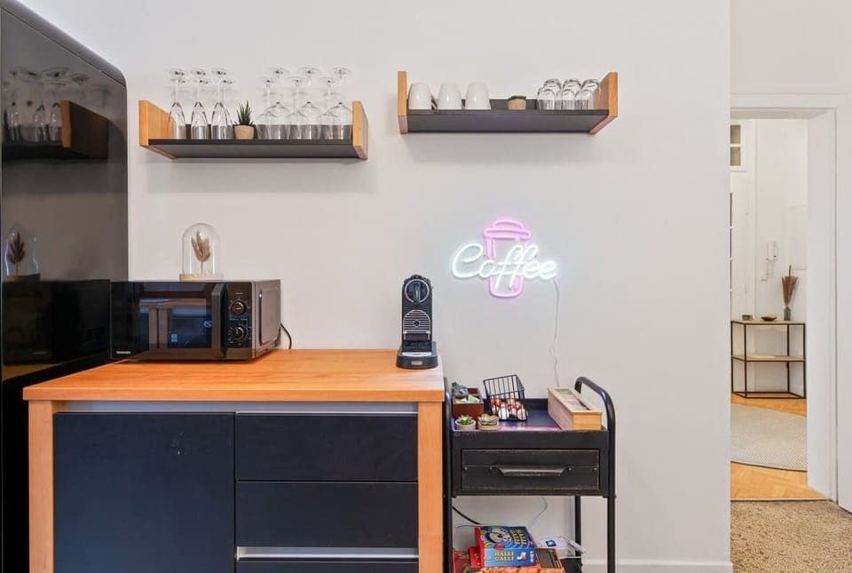 Genieß deinen Kaffee-Moment an der Theke, wo die Nespresso-Maschine und Starbucks-Kapseln auf dich warten