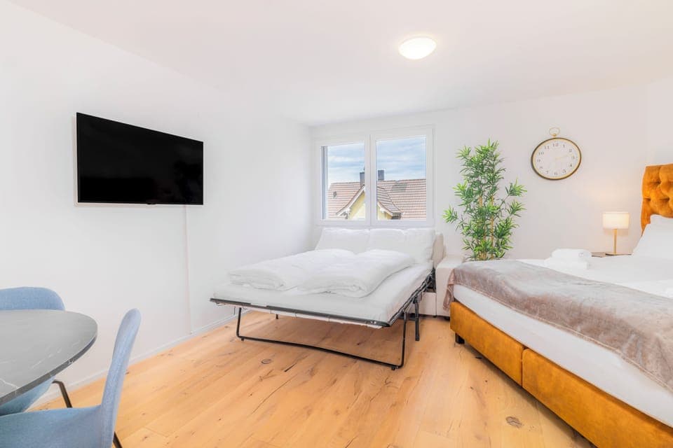 Elegant Studio 35m2 | Premium bedding, memory foam beds, laptop workspace, iron/ironing board