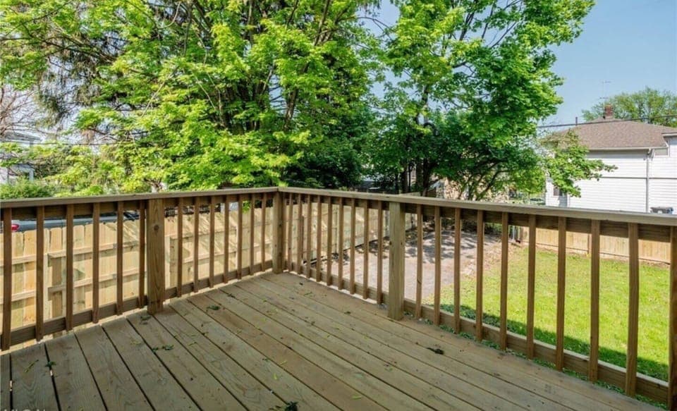 Backyard private upper deck, charcoal grill available