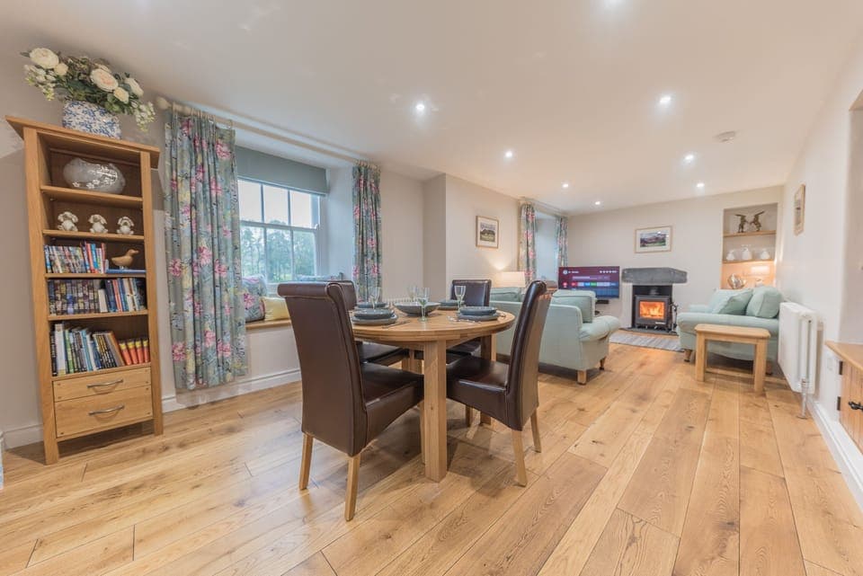 Cragg Cottage sitting room with dining area for 4