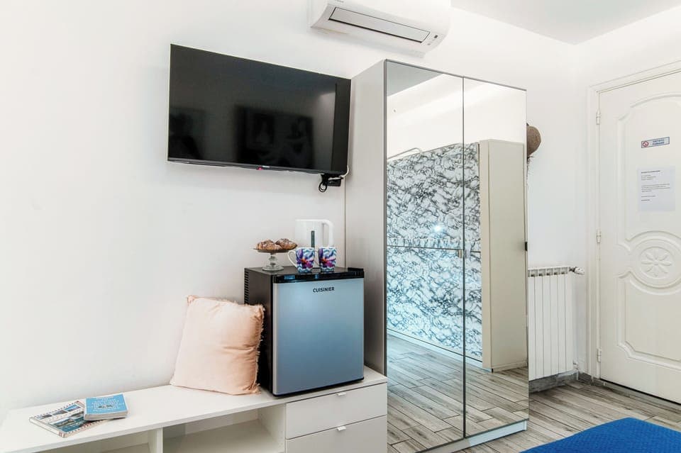 Double Room, 1 Double Bed | Laptop workspace, iron/ironing board, free WiFi