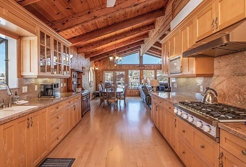 House, 4 Bedrooms | Private kitchen