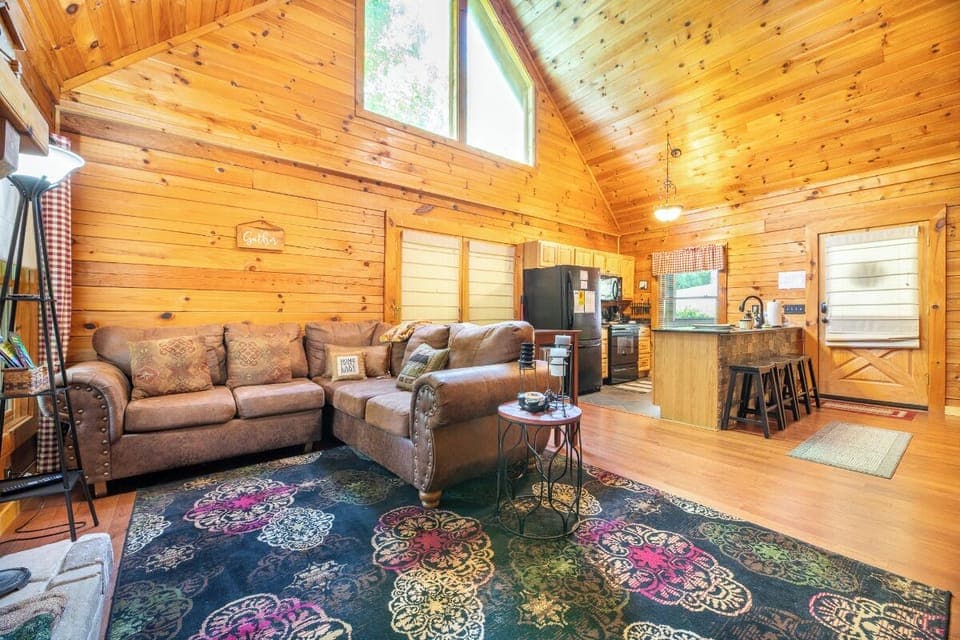 Bear-burgh On The Lake's cozy living area