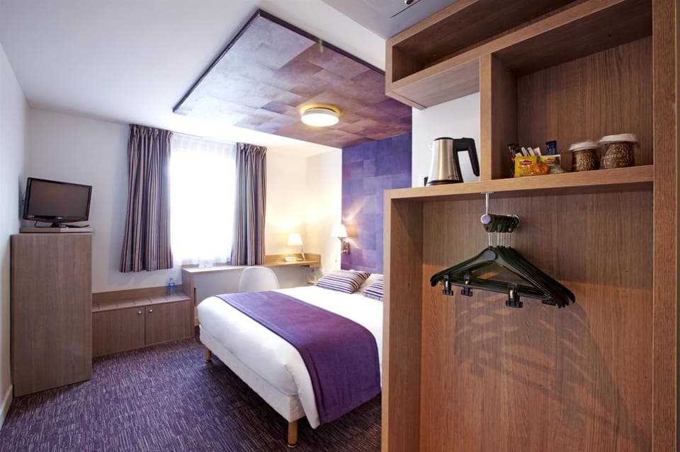 Standard Room, 1 Double Bed | Desk, laptop workspace, blackout drapes, iron/ironing board