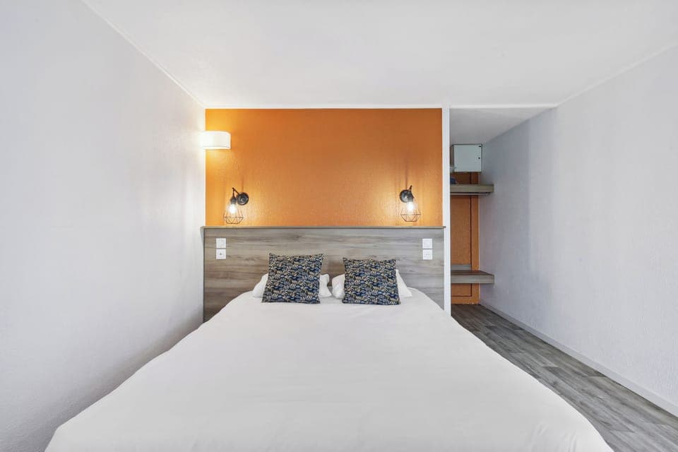 Comfort Double Room | Desk, laptop workspace, iron/ironing board, free cribs/infant beds