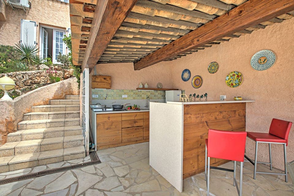 Outdoor kitchen