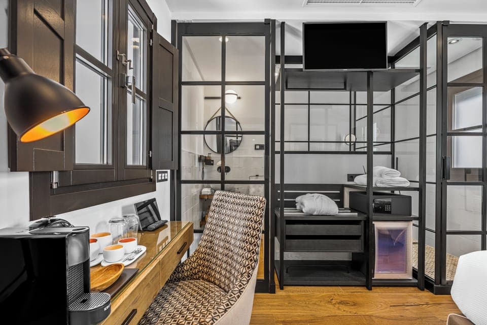 Standard Single Room | In-room safe, desk, laptop workspace, blackout drapes