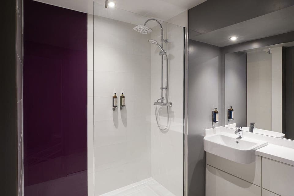 Superior Double Room | Bathroom shower