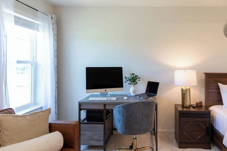 Designed with business travelers in mind, this dedicated workspace includes an iMac for screen mirroring, dual-monitor efficiency, and all the extras: laptop stand, printer, ink, and paper included.