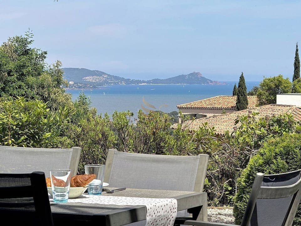 Une terrasse offrant une vue magnifique sur la mer, idéale pour des moments de détente en plein air avec une ambiance nature et calme. Imaginez savourer un petit déjeuner en admirant le panorama.